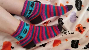 Tricoter des chaussettes Halloween en jacquard : la version remix à découvrir